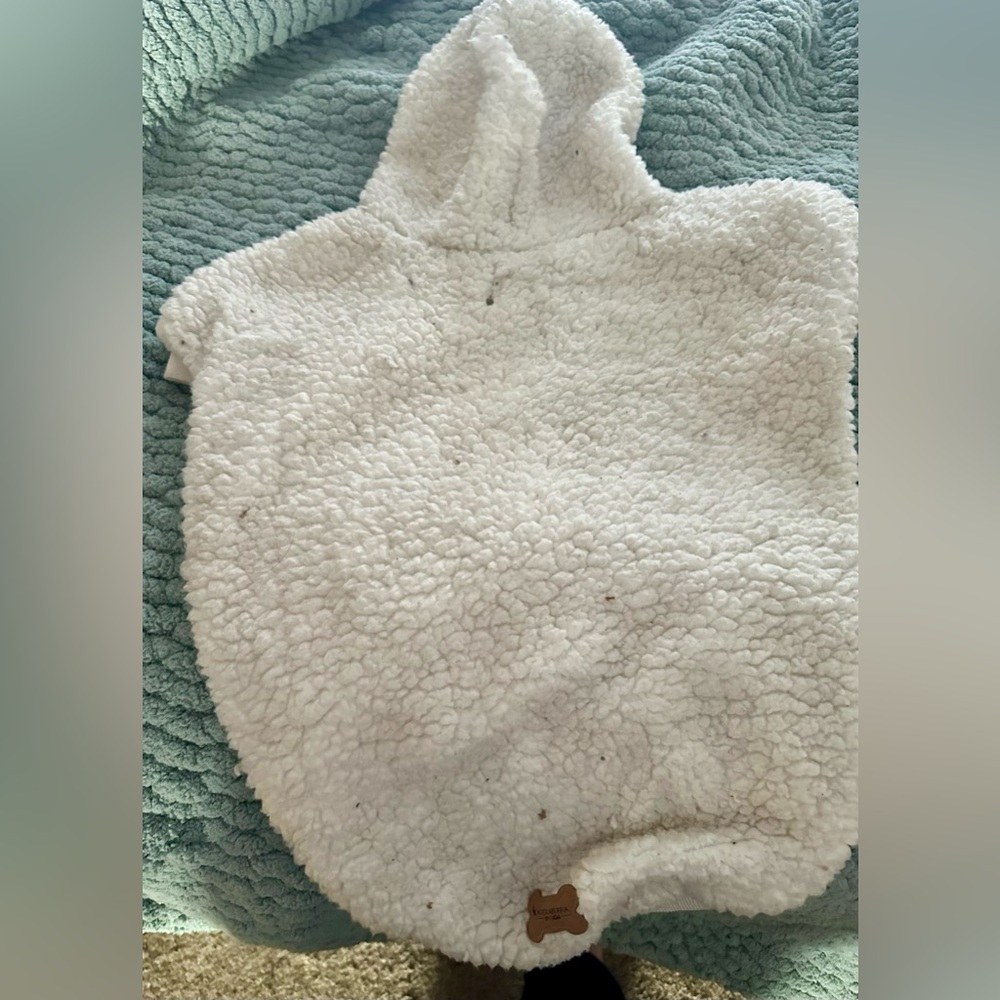 UGG dog sweater in white size XL. Worn 1-2 times.
